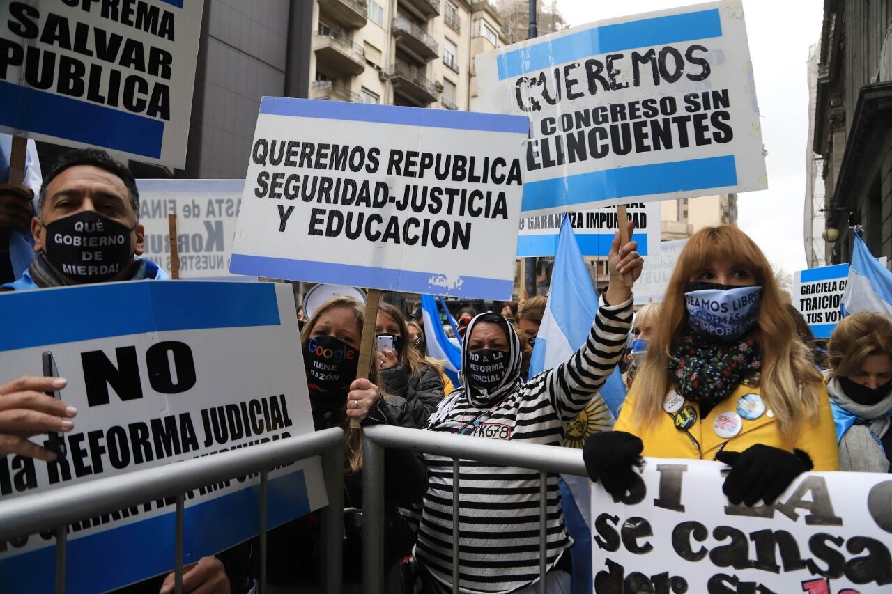 Los manifestantes rompieron con cacerolas los vidrios de una de las puertas del Congreso. 
