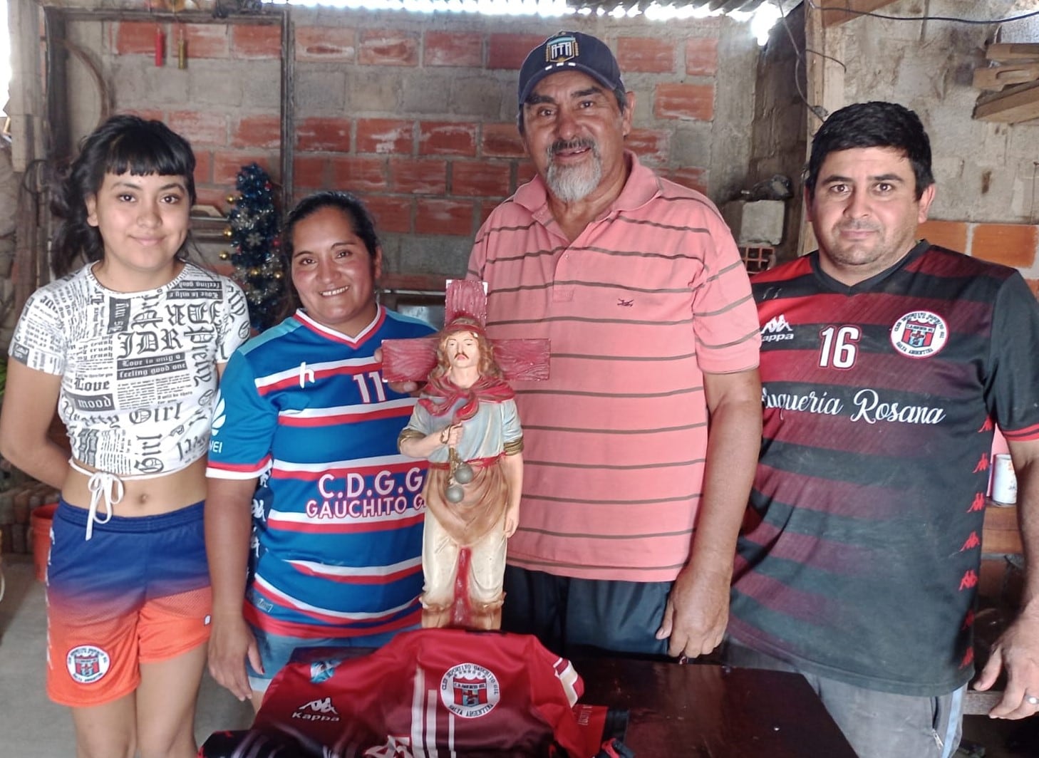 Paola Gómez y su familia, vecinos del barrio.