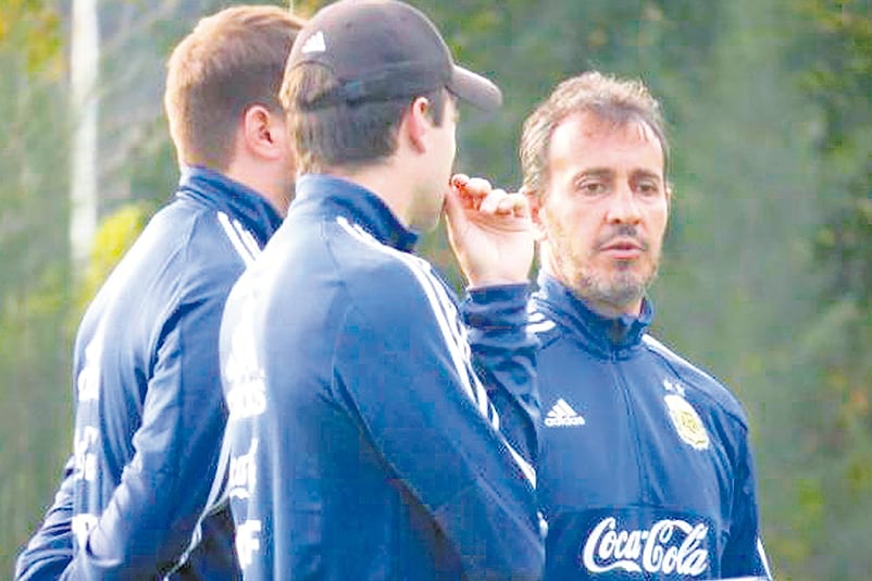 Fernando "Bocha" Batista dialoga con sus colaboradores.