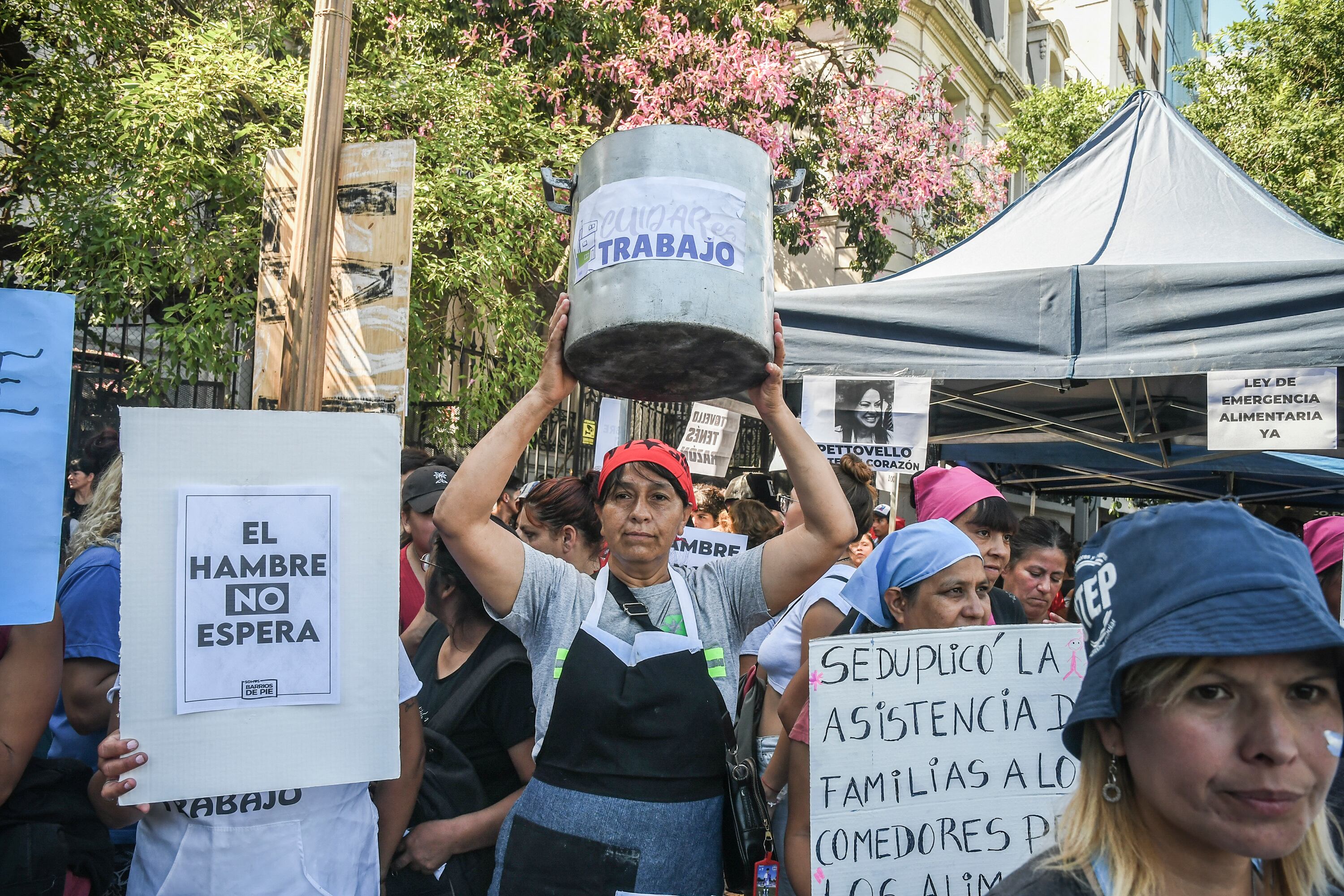 La olla popular se realizó en la puerta del Ministerio de Capital Humano.
