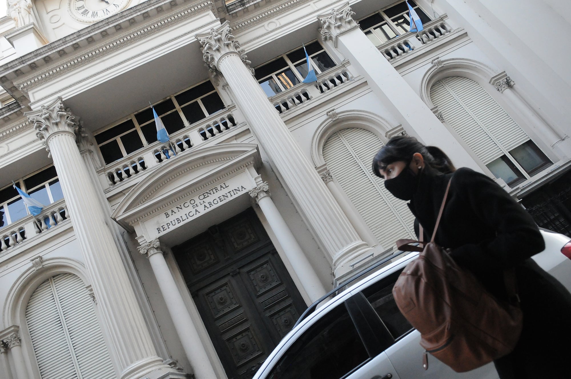 El Banco Central lidera una estrategia de control del mercado de cambios para evitar perturbaciones financieras.