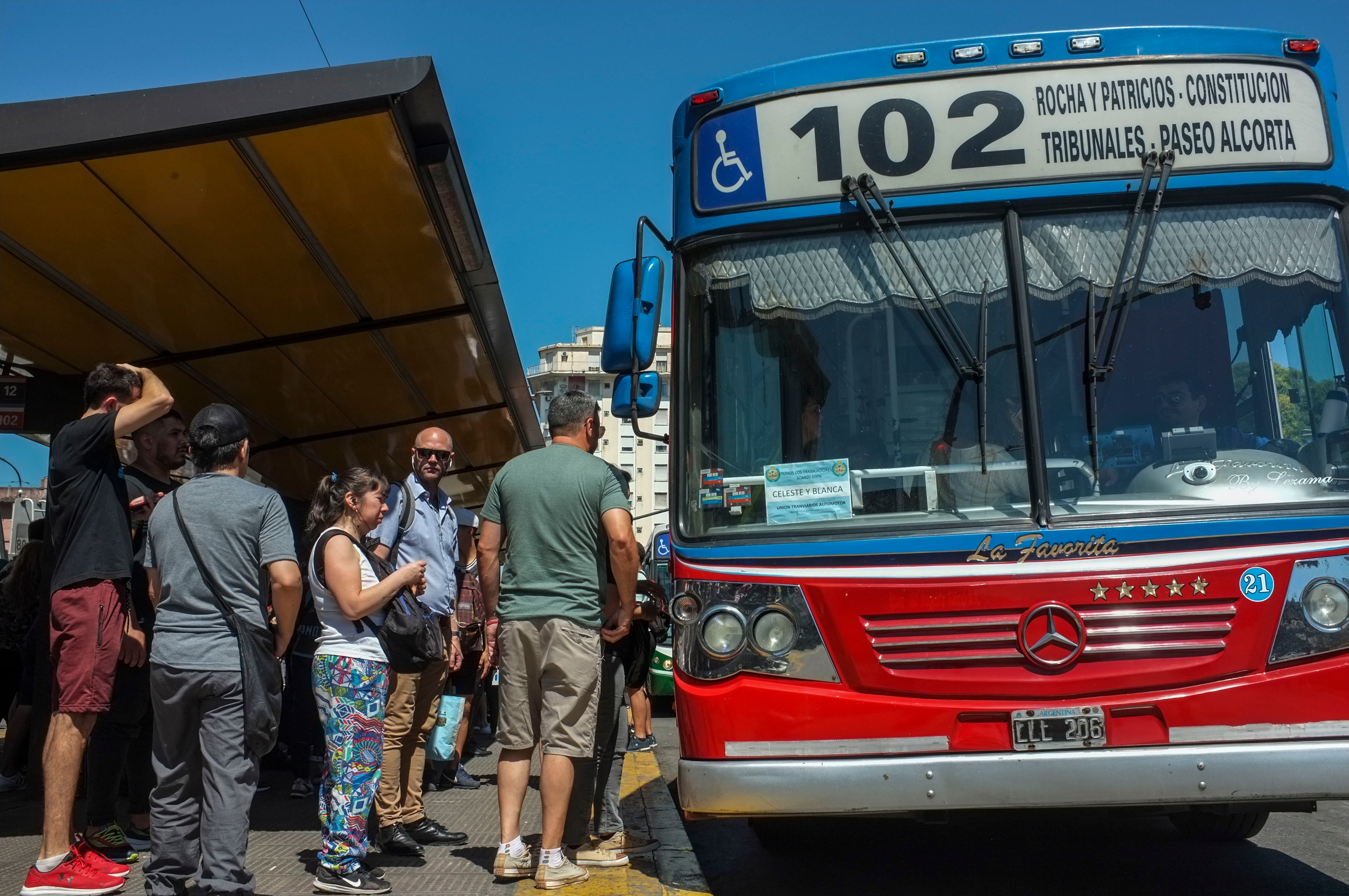 Cronograma de subtes y colectivos. Imagen: NA.