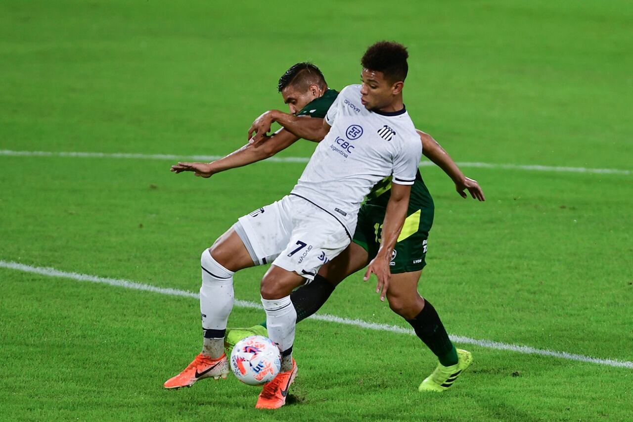 Valoyes aguanta la carga de Rodrigo Herrera.