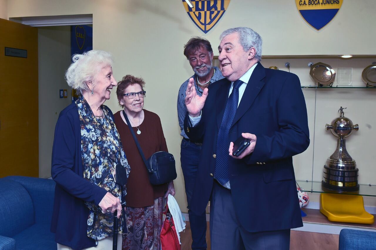 Estela de Carlotto y Buscarita Roa junto a Jorge Amor Ameal, presidente de Boca, y Alejandro Veiga, prosecretario del club