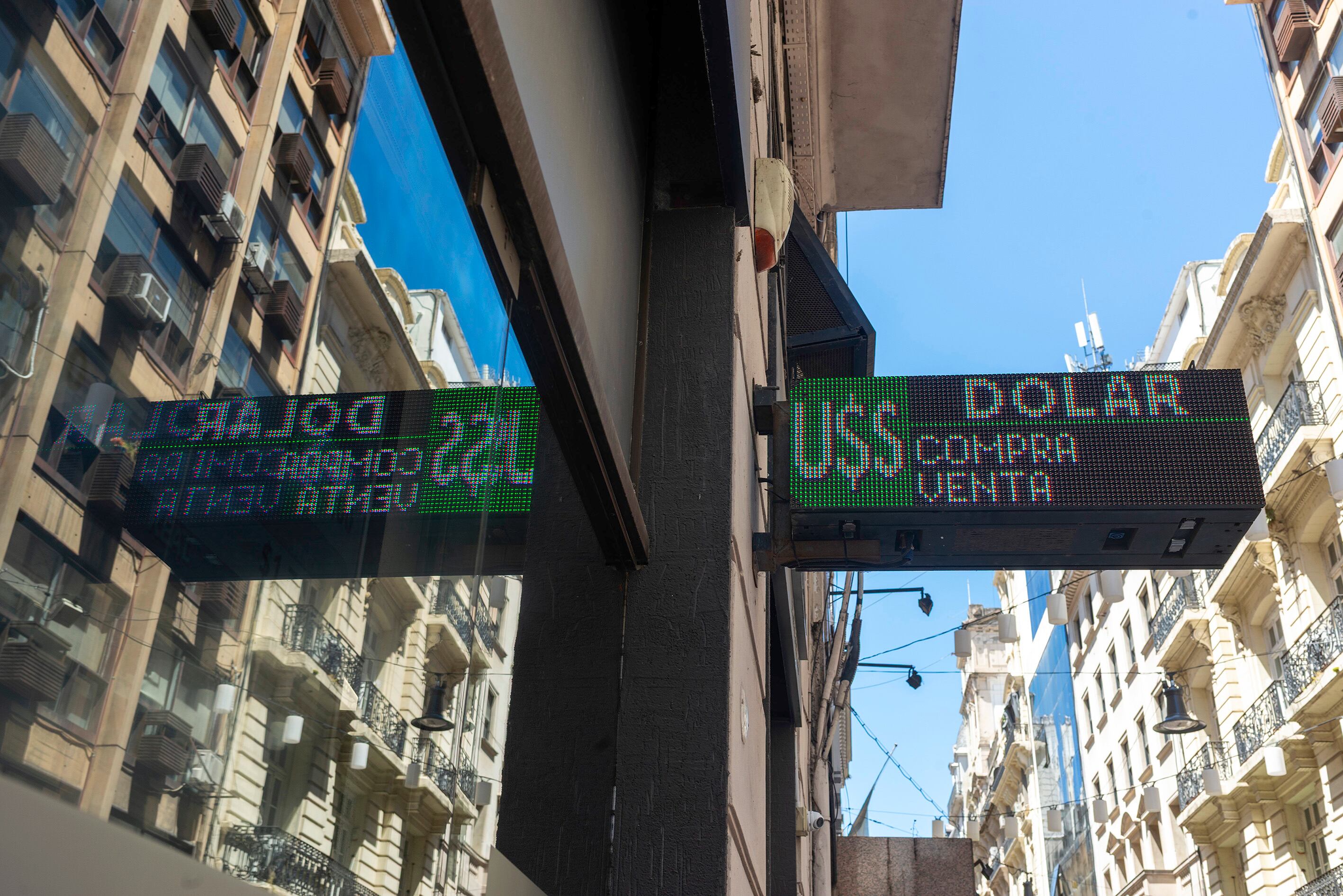 El dólar oficial llegó a 1500 pesos en el Banco Nación.