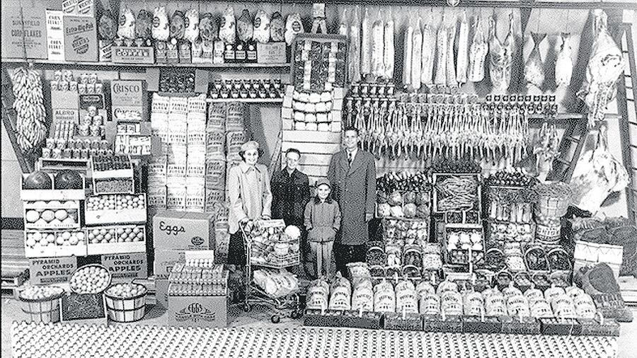 Portada de la revista Life, del año 51, en la que se promociona el bienestar norteamericano con lo que una familia consumiría en un año.