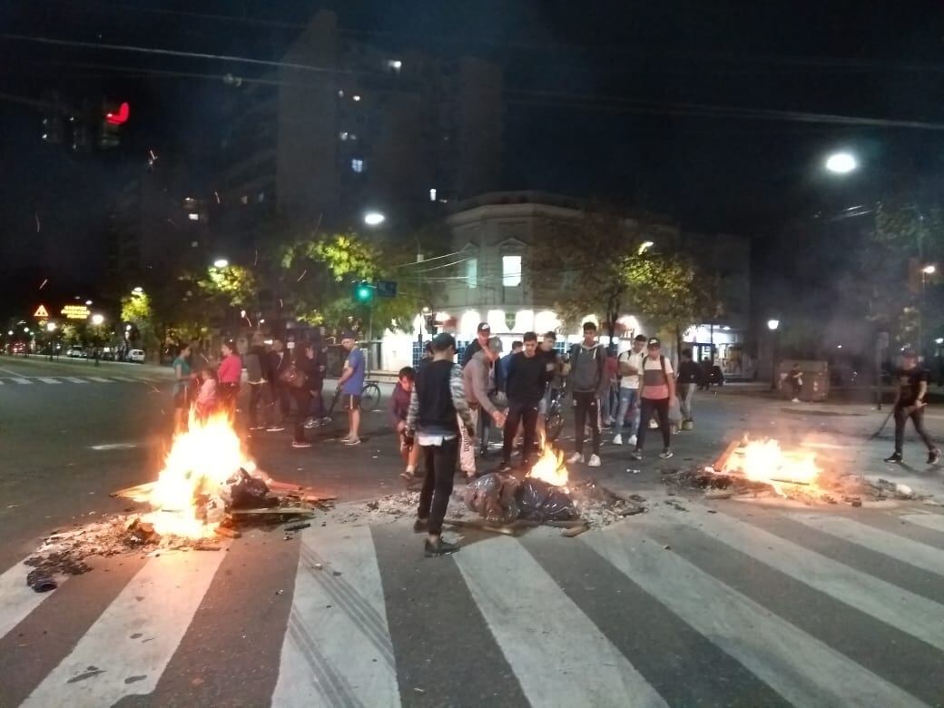Amigos deljoven organizaron anoche una manifestación en Almirante Brown y Wenceslao Villafañe.