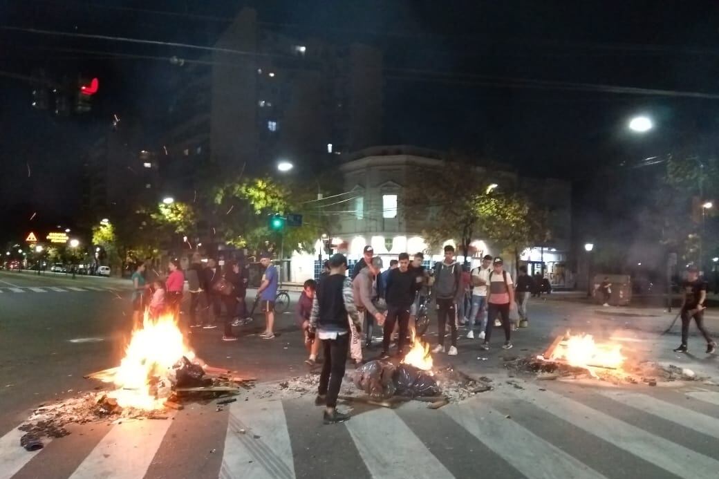 Amigos deljoven organizaron anoche una manifestación en Almirante Brown y Wenceslao Villafañe.