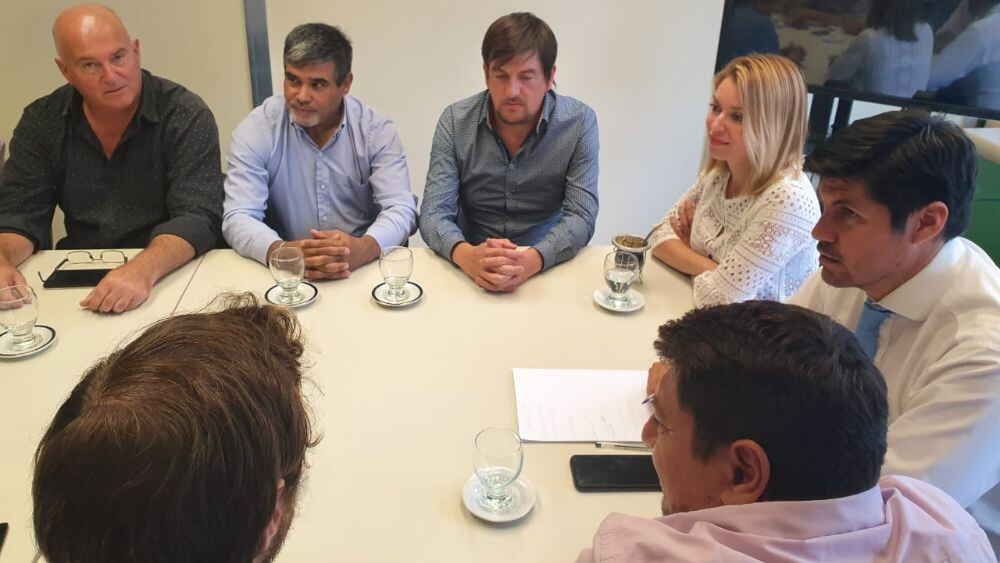 Quilodrán (derecha), con intendentes y legisladores 