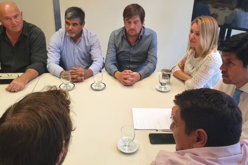 Quilodrán (derecha), con intendentes y legisladores