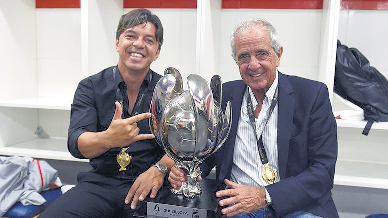 El técnico Gallardo y el presidente D’Onofrio con la flamante Supercopa Argentina.