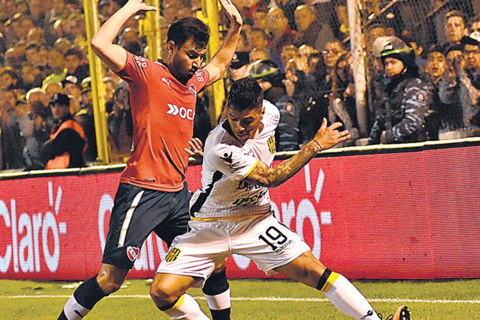 Tellechea y Sánchez Miño disputan la pelota en el partido, cuyo resultado no le sirvió a ninguno de los dos.
