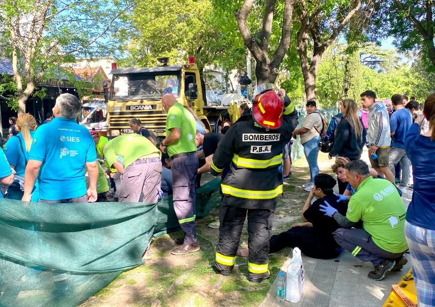 Los bomberos, presentes asistiendo a los damnificados. Imagen: 0221.