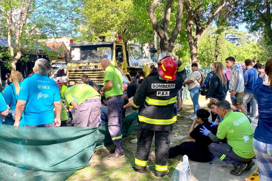 Los bomberos, presentes asistiendo a los damnificados. Imagen: 0221.