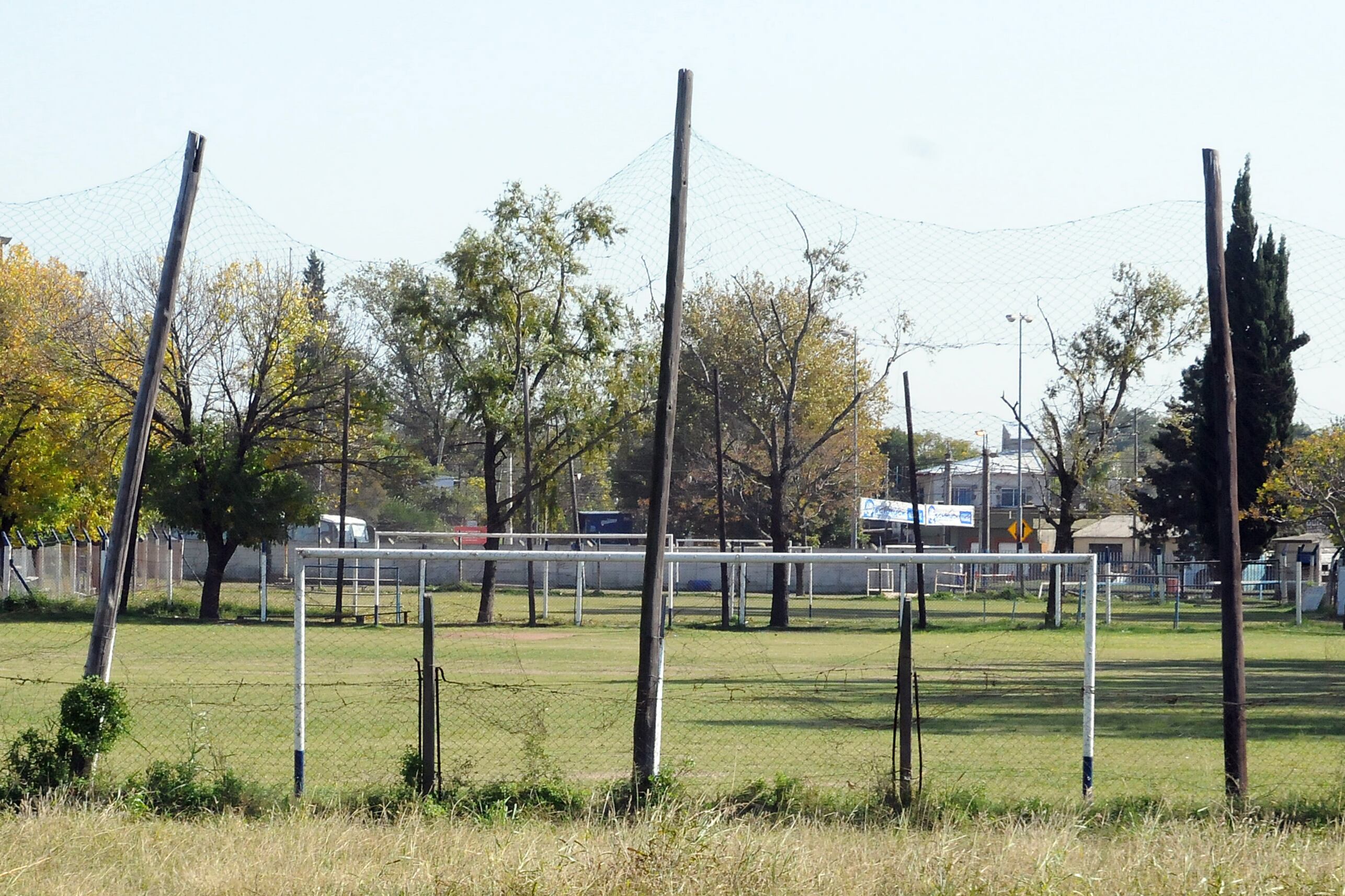 La crisis económica pone en jaque la estructura social y deportiva de los clubes de la ciudad.