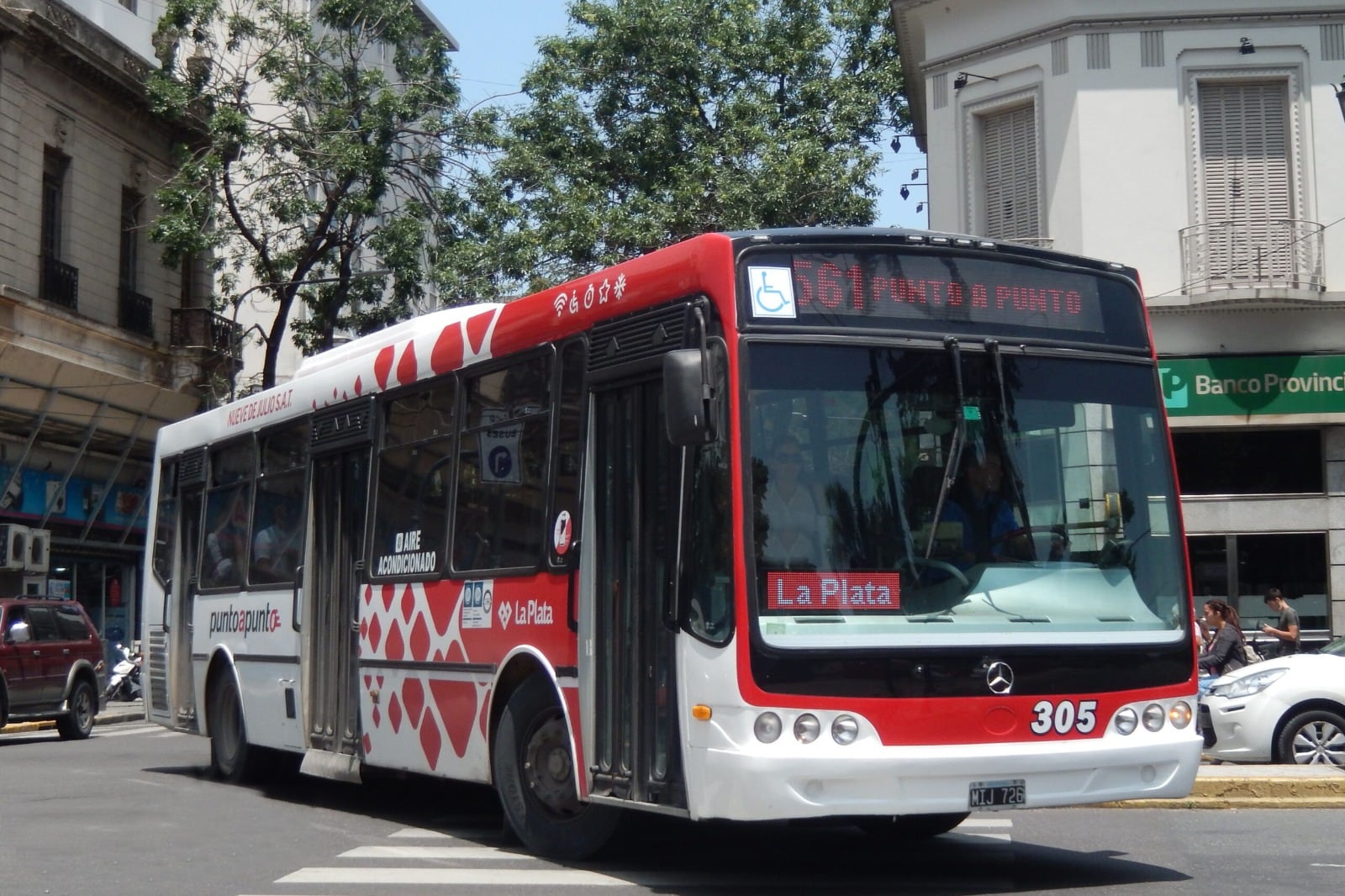 Ataque brutal a una maestra lesbiana en colectivo 561