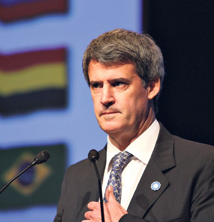 Alfonso Prat-Gay, ministro de Hacienda y Finanzas, es un endeudador serial.