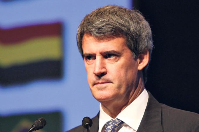 Alfonso Prat-Gay, ministro de Hacienda y Finanzas, es un endeudador serial.