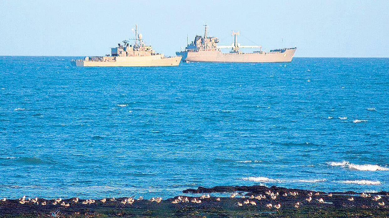 Una foto tomada desde la costa de la concentración de buques de la Armada, que llegó a siete naves.