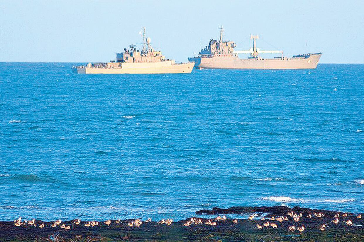 Una foto tomada desde la costa de la concentración de buques de la Armada, que llegó a siete naves.