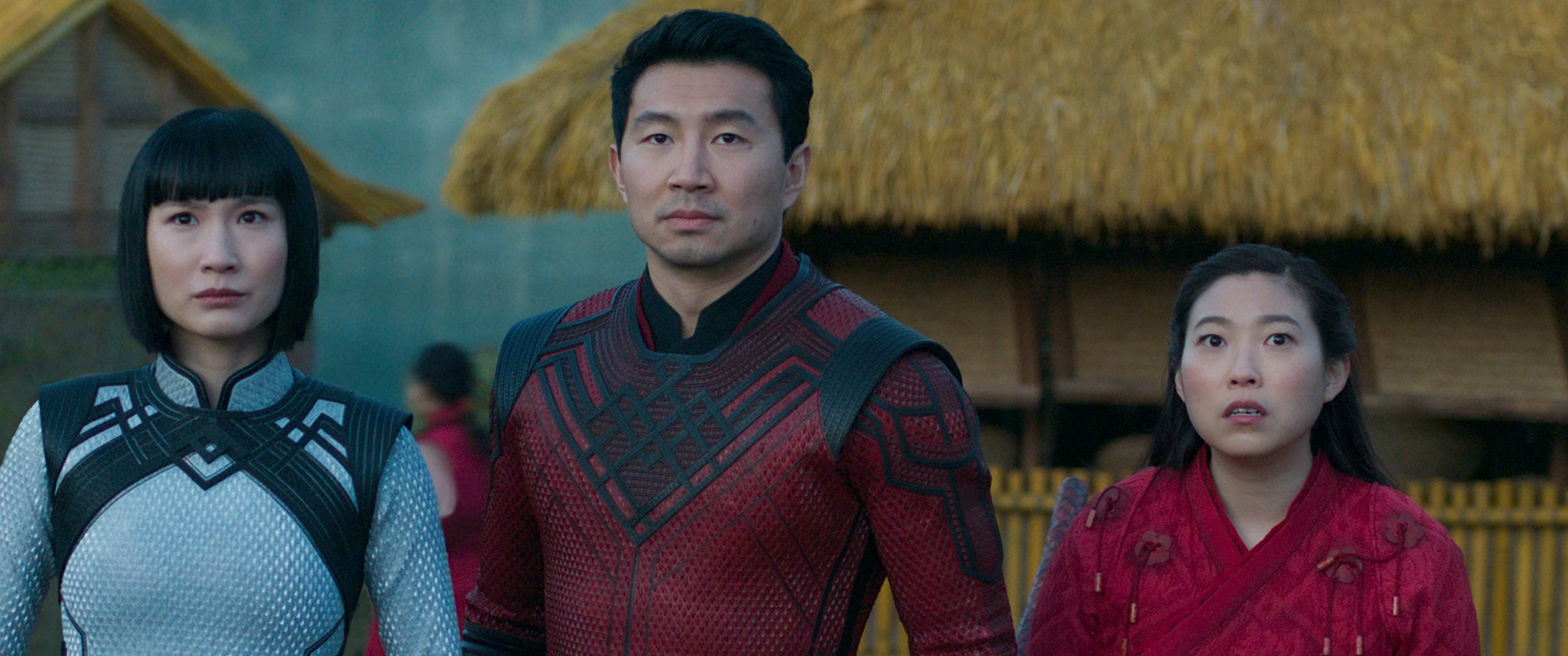 Simu Liu rodeado de su chicas Shang-Chi y dispuesto a dar patadas voladoras.