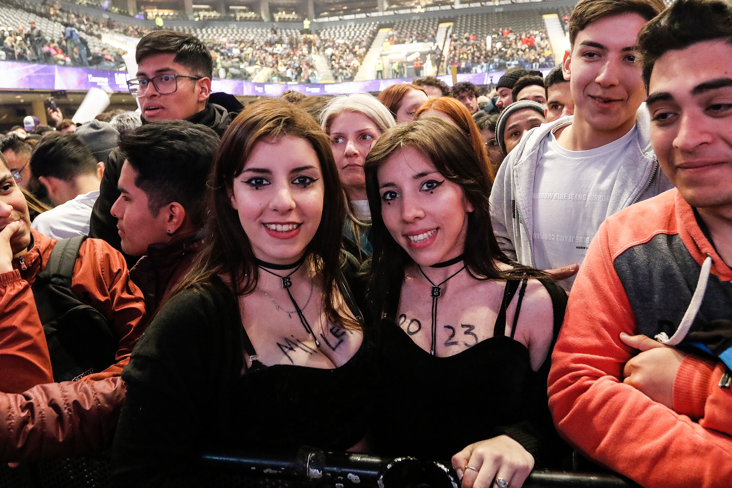 Dos de las pocas jóvenes libertarias en el cierre de campaña de Javier Milei