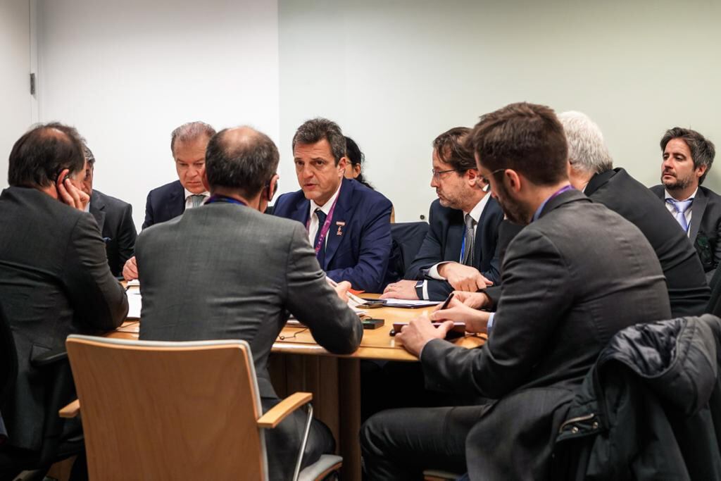 Sergio Massa dio instrucciones a su equipo antes de viajar a París.