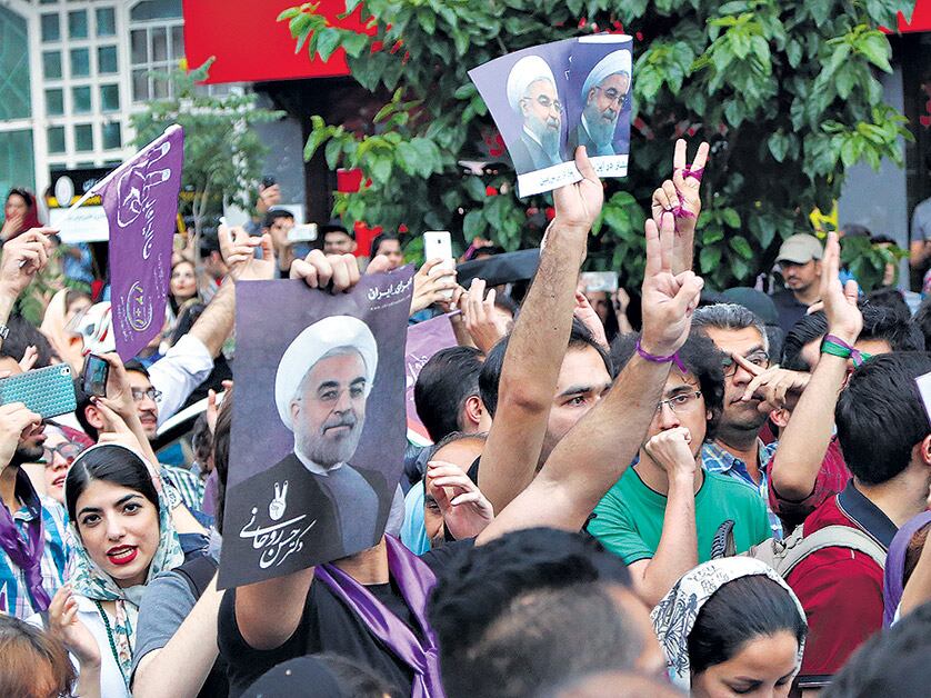 Simpatizantes de Rohani festejaron su triunfo electoral ayer en Teherán.
