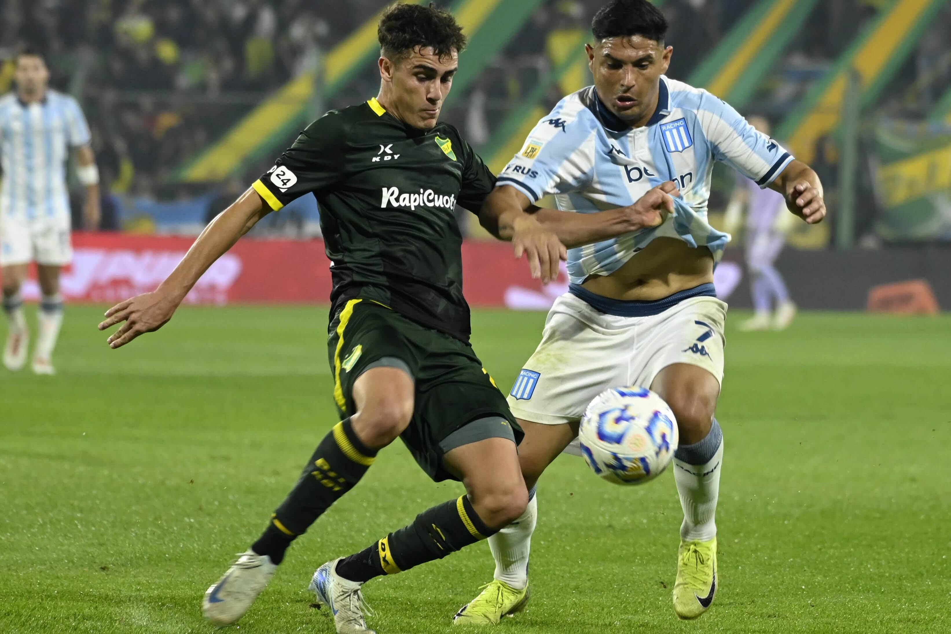 Maxi Salas, gran figura de la noche en Florencio Varela.