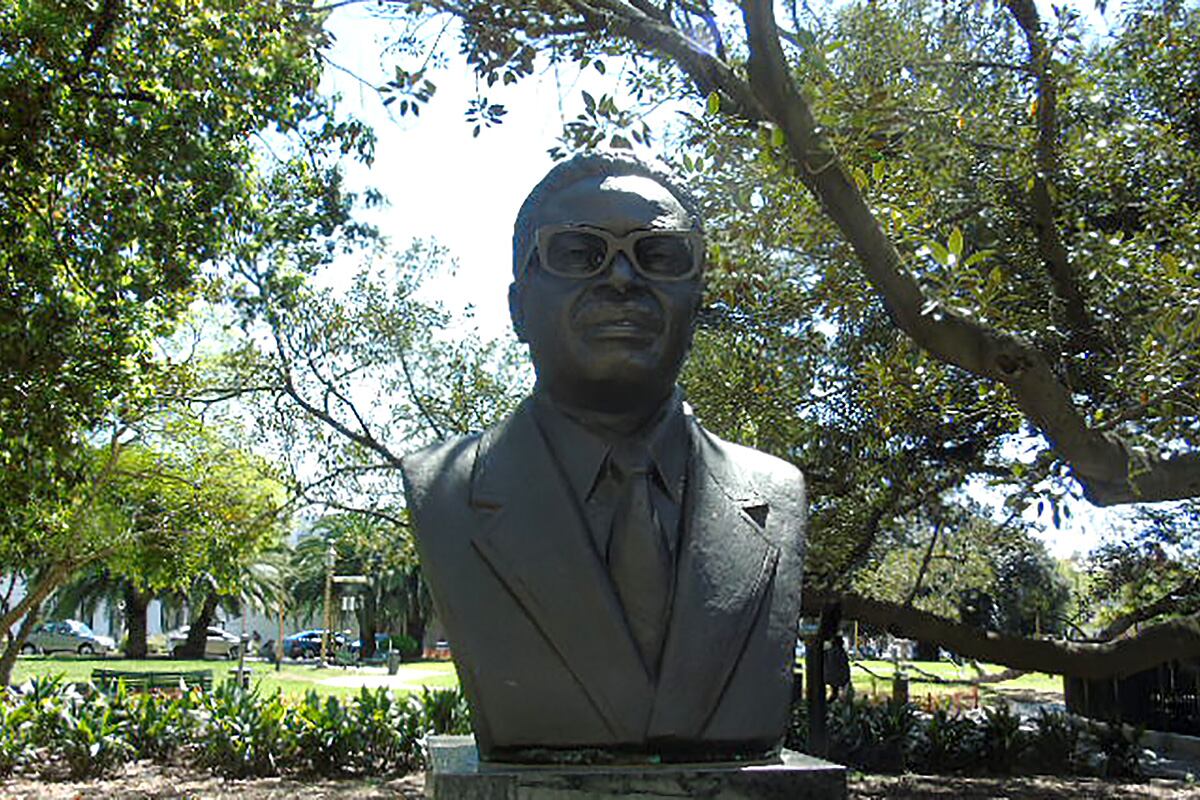 Busto de António Agostinho Neto 