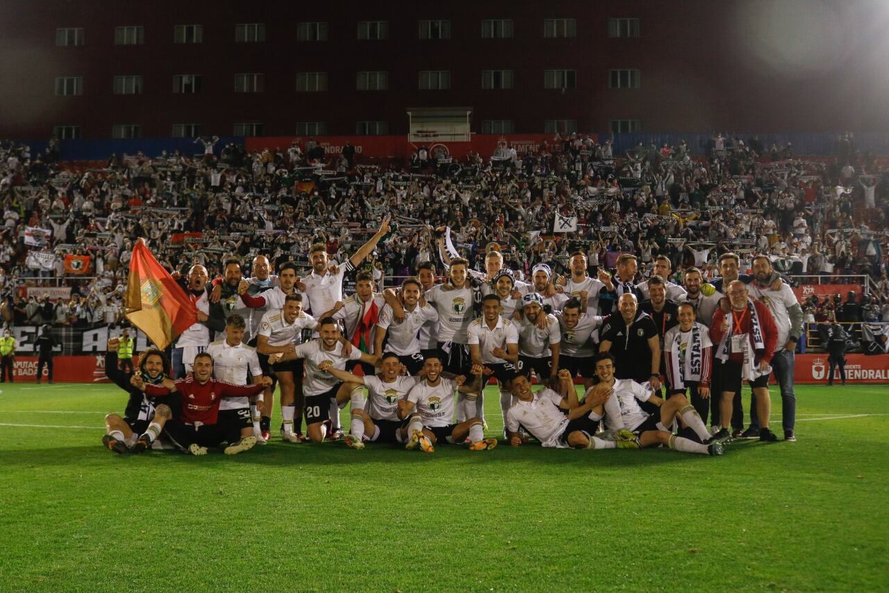 Los jugadores del Burgos festejan el ascenso a Segunda