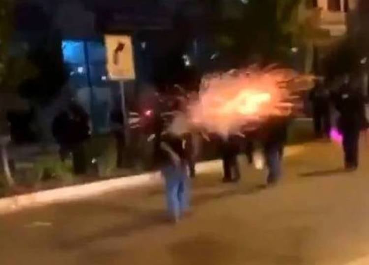 La granada explota cerca de la cabeza del manifestante.