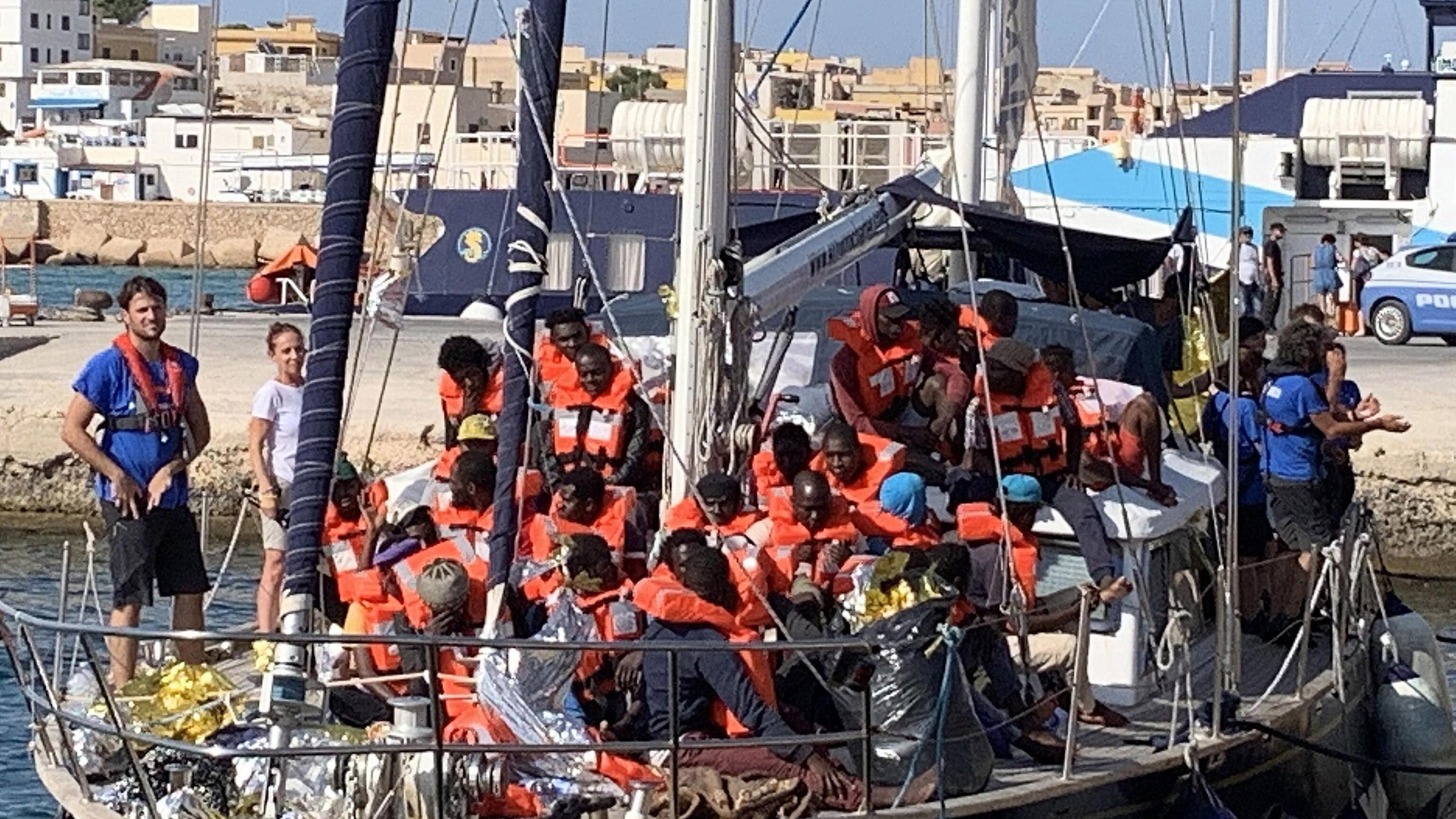 El velero de Mediterranea con 41 inmigrantes rescatados apiñados en cubierta.