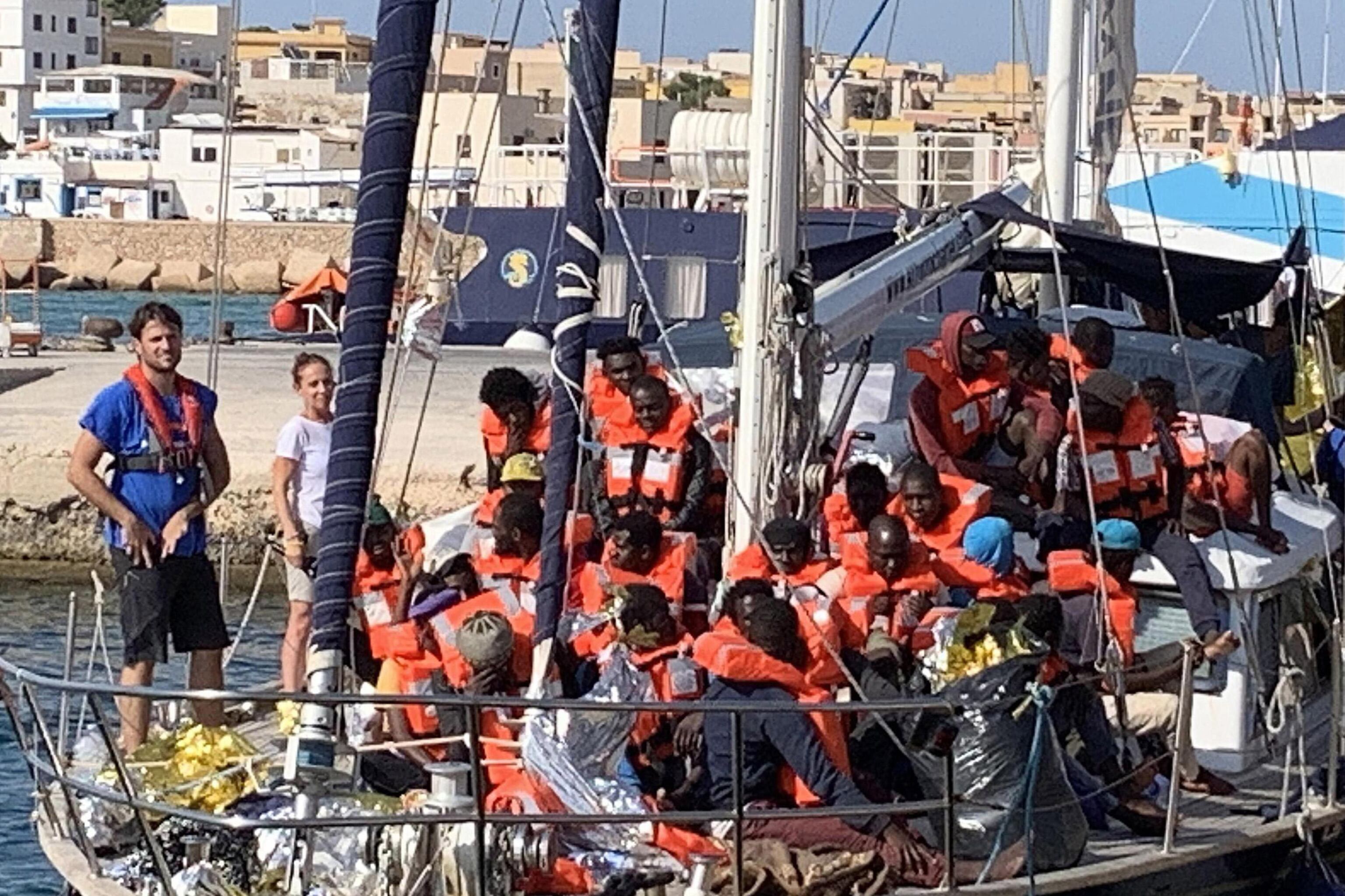 El velero de Mediterranea con 41 inmigrantes rescatados apiñados en cubierta.
