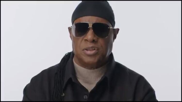 Stevie Wonder en el video que subió a Twitter.