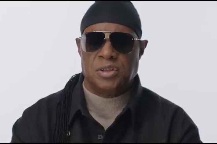 Stevie Wonder en el video que subió a Twitter.