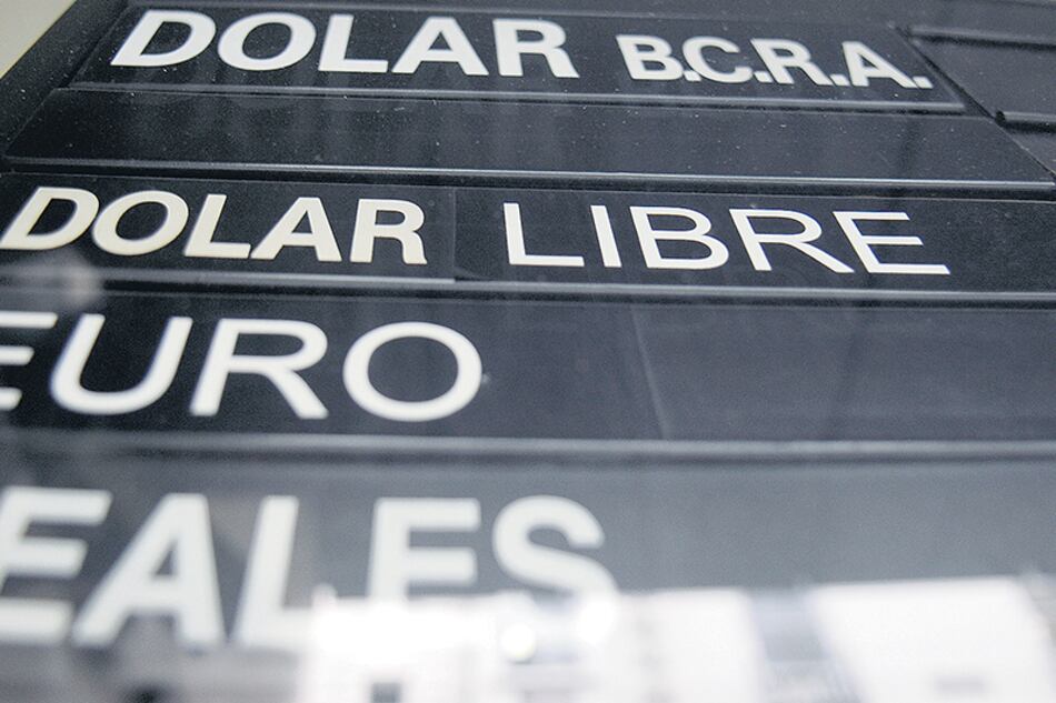 El dólar mayorista subió 15 centavos antes de la licitación de hoy.