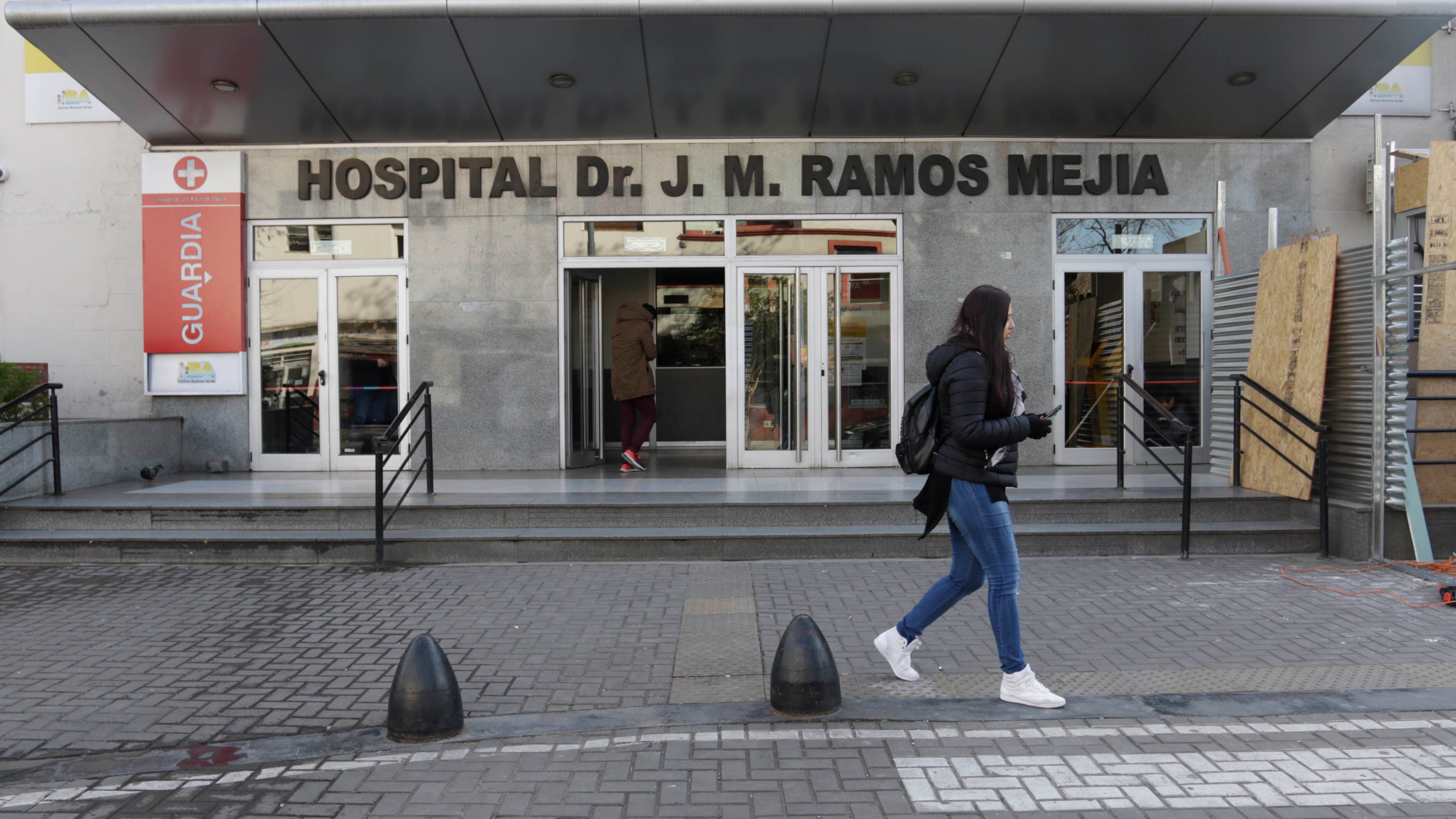 Agentes de la Policía de la Ciudad la subieron en una ambulancia que la llevó al Ramos Mejía. Allí, parió antes de tiempo y por cesárea.