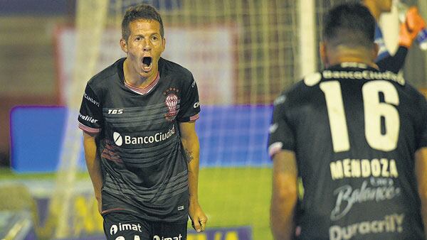 Nicolás Silva y Diego Mendoza festejan el tercer gol de Huracán.