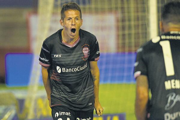 Nicolás Silva y Diego Mendoza festejan el tercer gol de Huracán.
