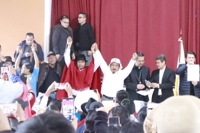 Integrantes de la Conaie festejan el 30 de junio el acuerdo con el gobierno luego de 18 días de paro. Fuente: Twitter Conaie