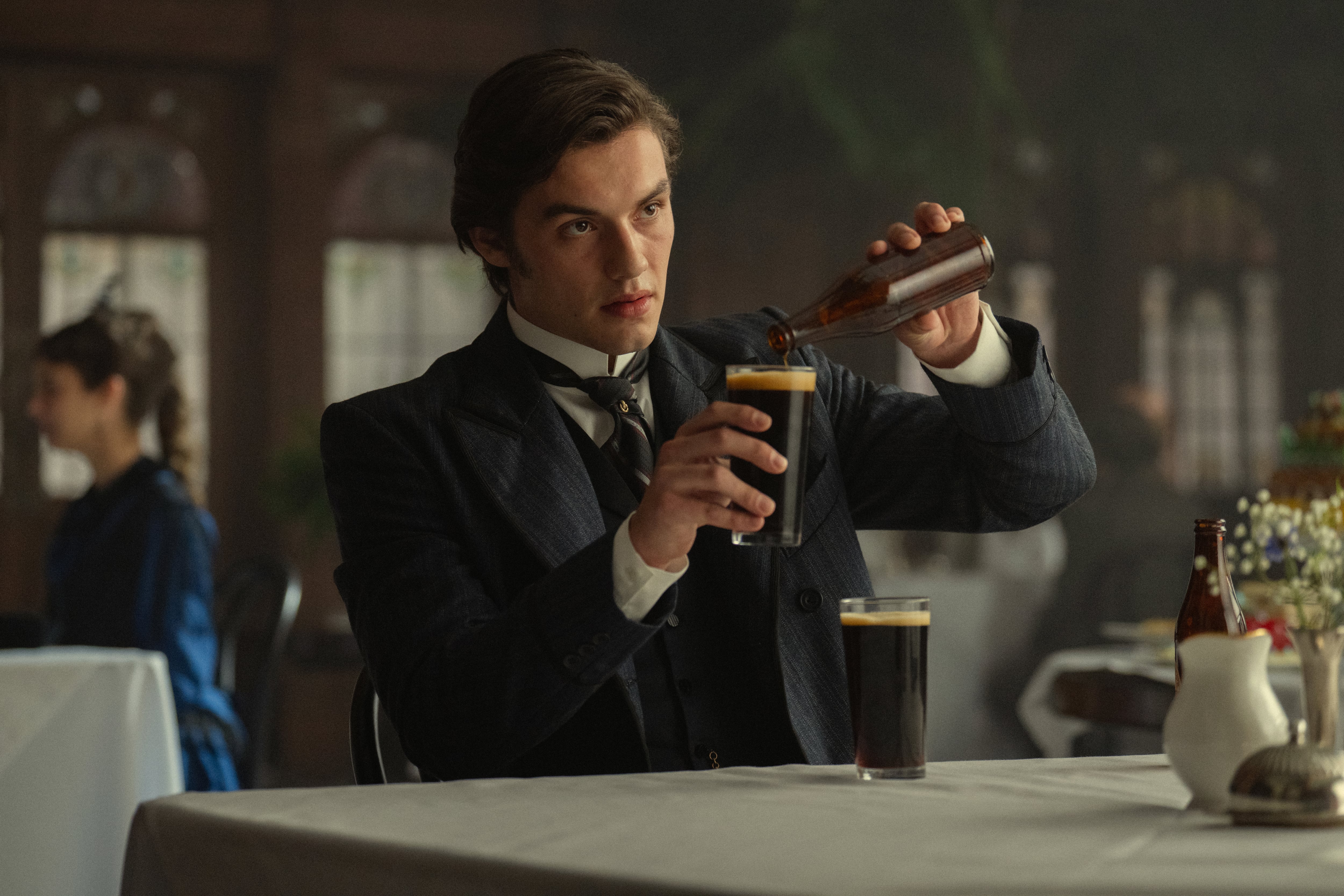 La saga tiene cosas de Succession, Downton Abbey y Peaky Blinders.