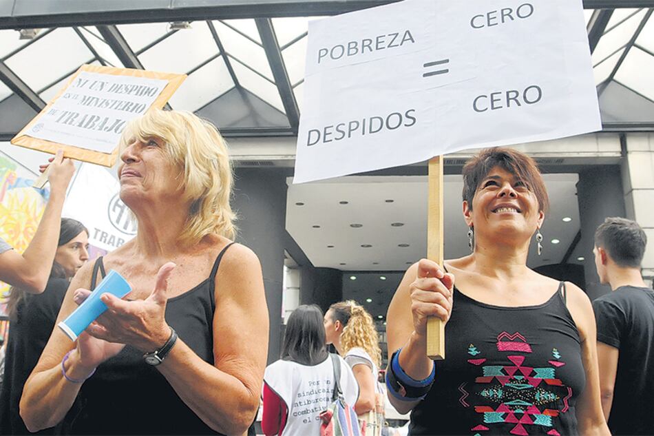 Los que se mantienen en el Estado en situación precaria perciben que pueden correr pronto el destino de sus ex compañeros.