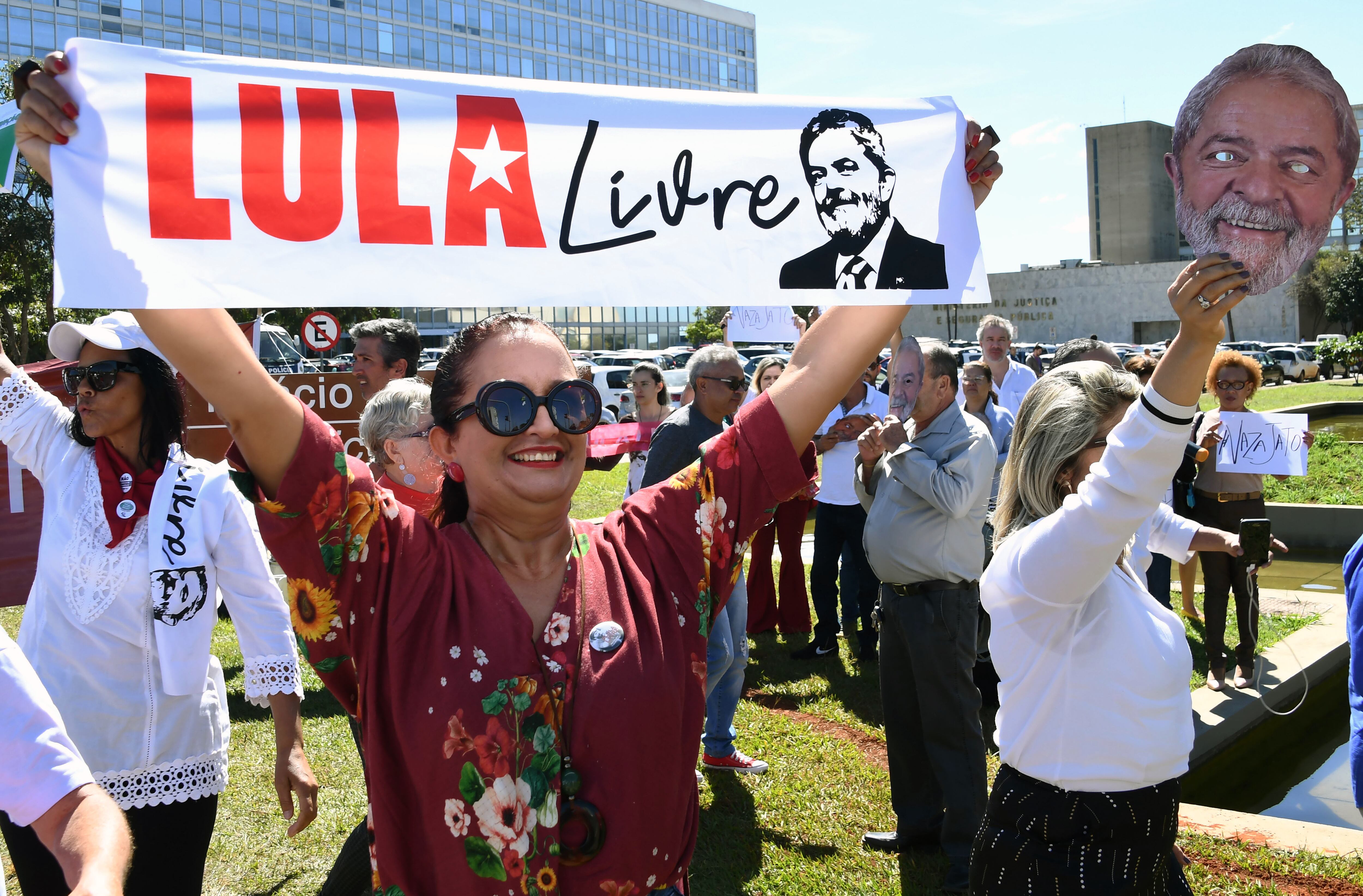 Manifestantes exigen la libertad de Lula frente al Ministerio de Justicia en Brasilia.