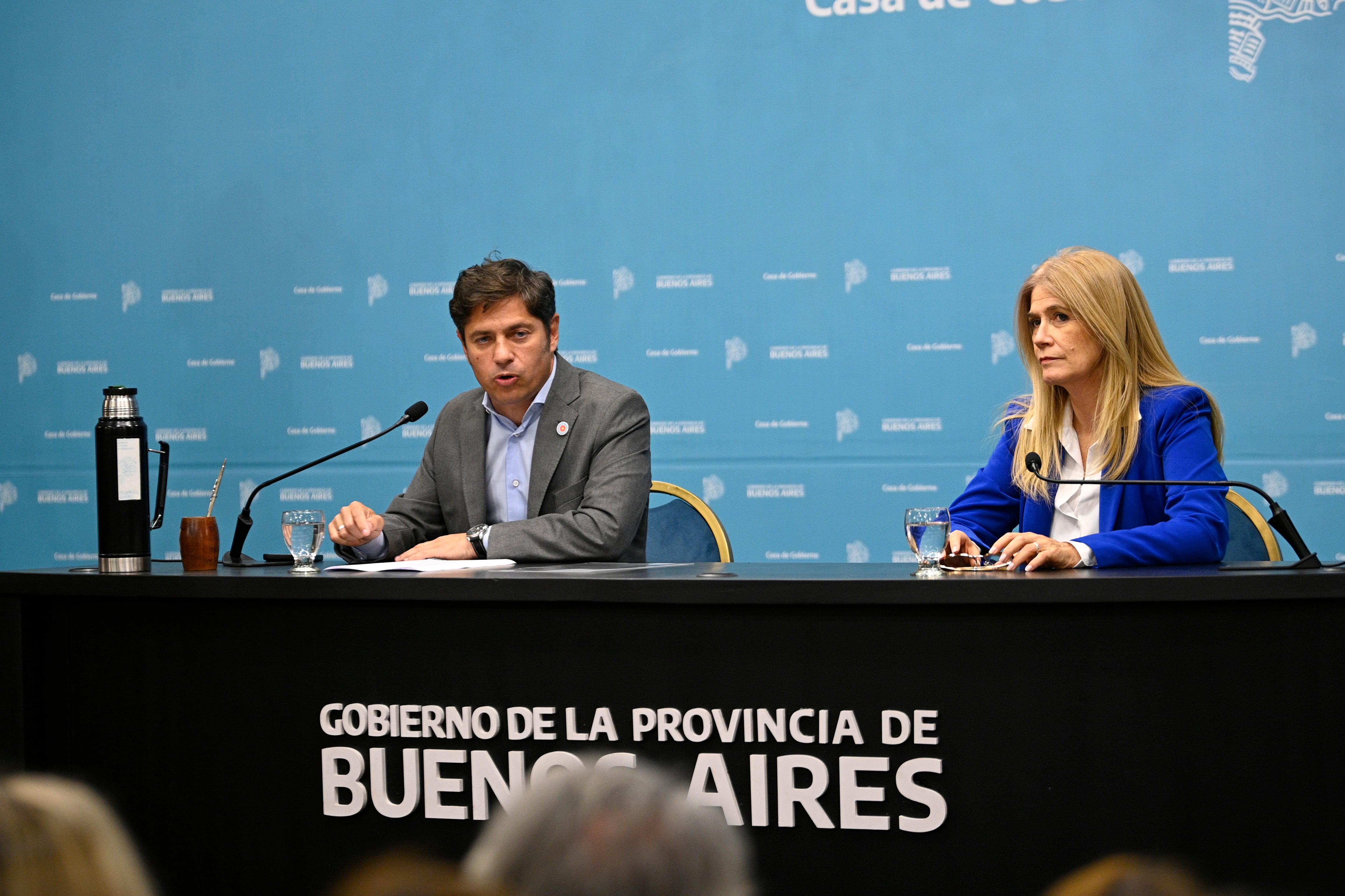 Axel Kicillof y la vicegobernadora, Verónica Magario, en la conferencia de ayer. 