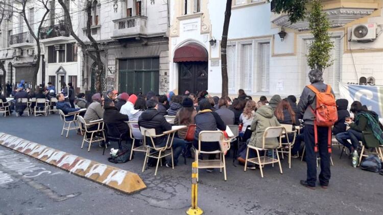 Un momento de la clase pública frente a Filosofía y Letras.