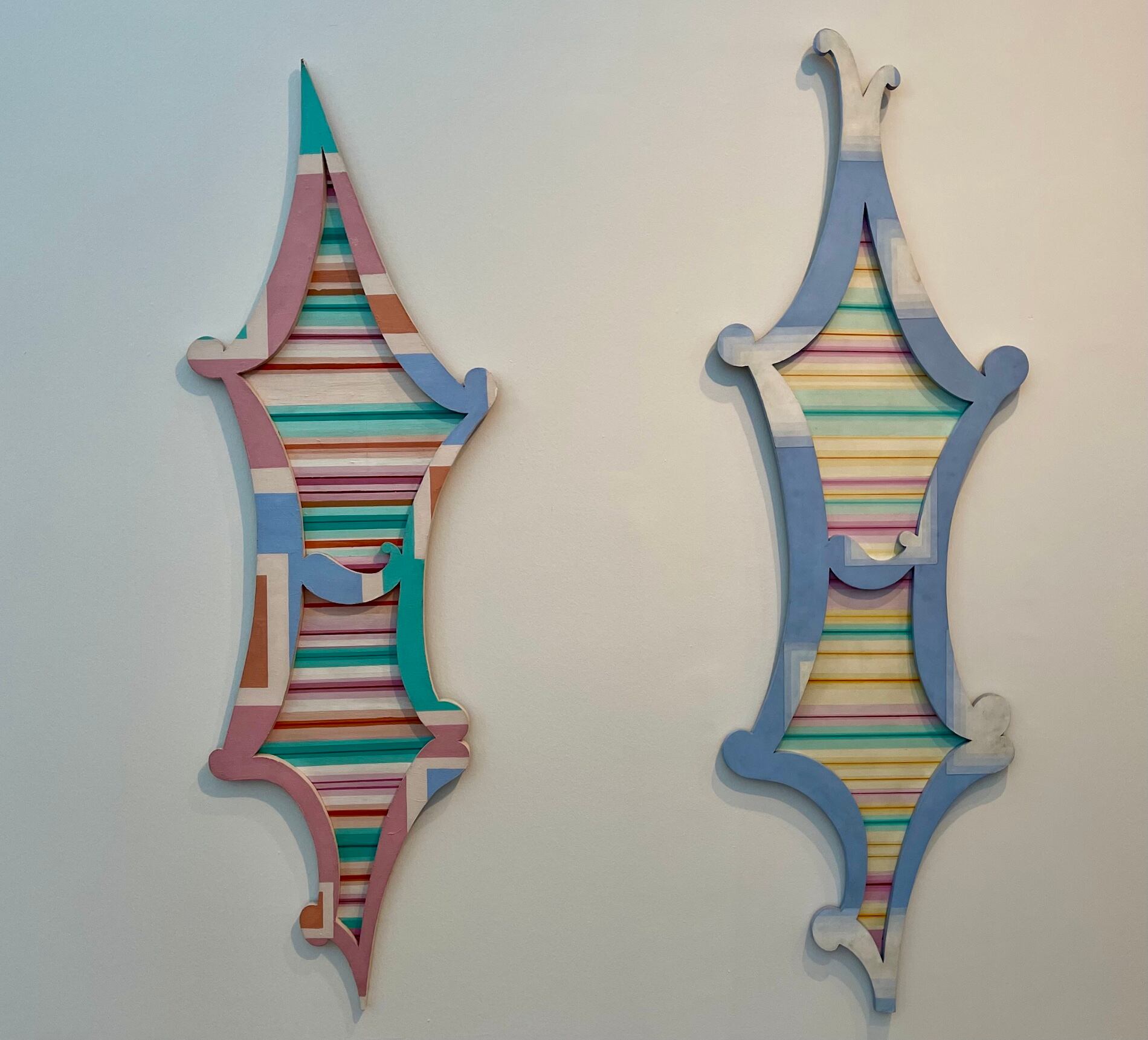 Dos acrílicos sobre madera calada de Gumier Maier, de 1992. Abajo: vista parcial de la muestra, con obras de Schiliro, Siquier y Fuertes.