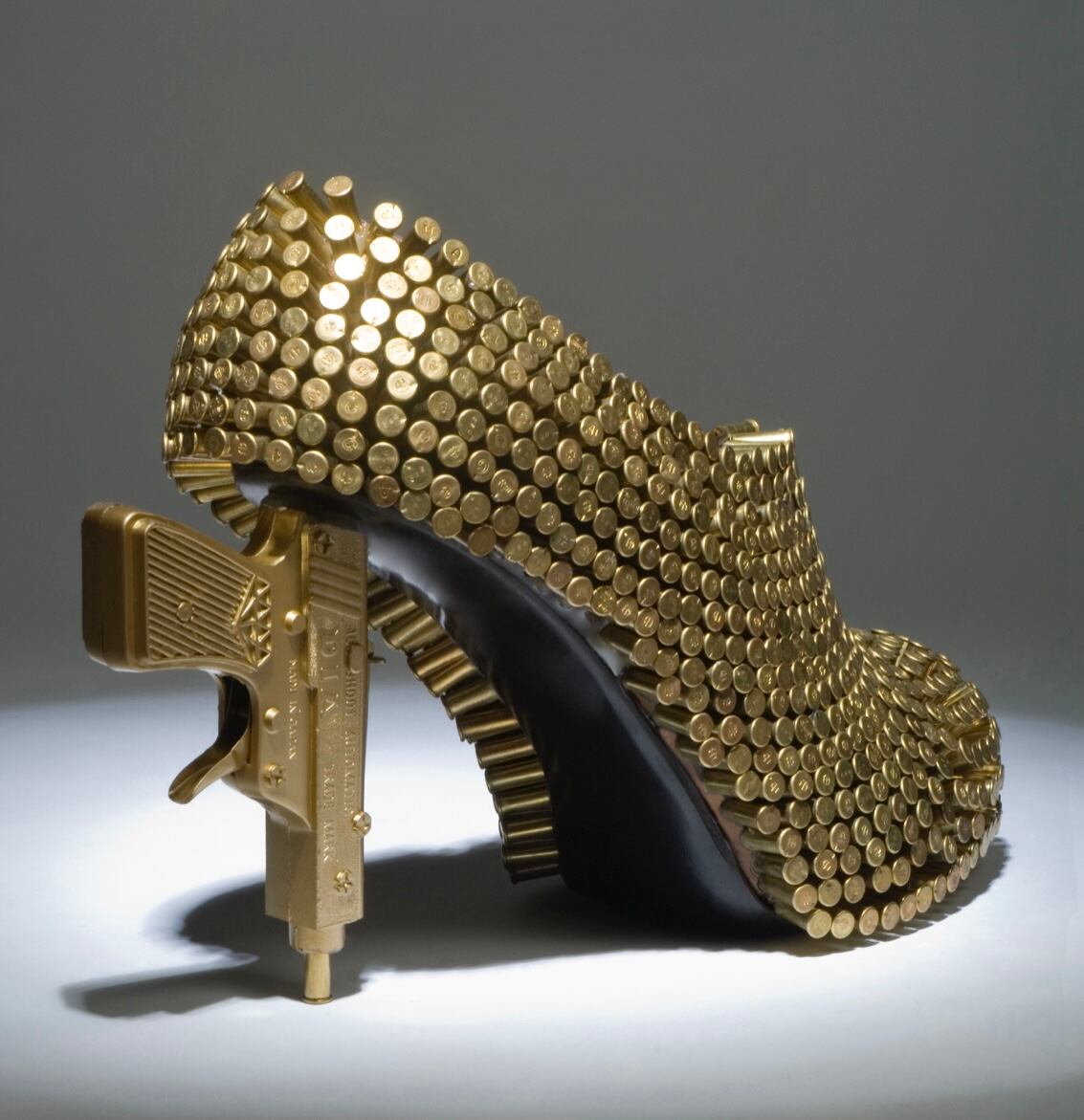 Obra de Karina El Azemo hecha con balas. Abajo: Otra obra con balas.