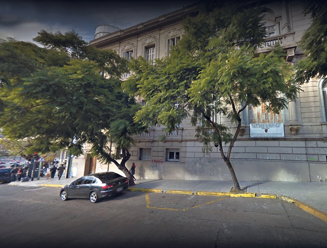 Los padres pidieron que el chico pudiera ir a jornada doble porque trabajan ocho horas.