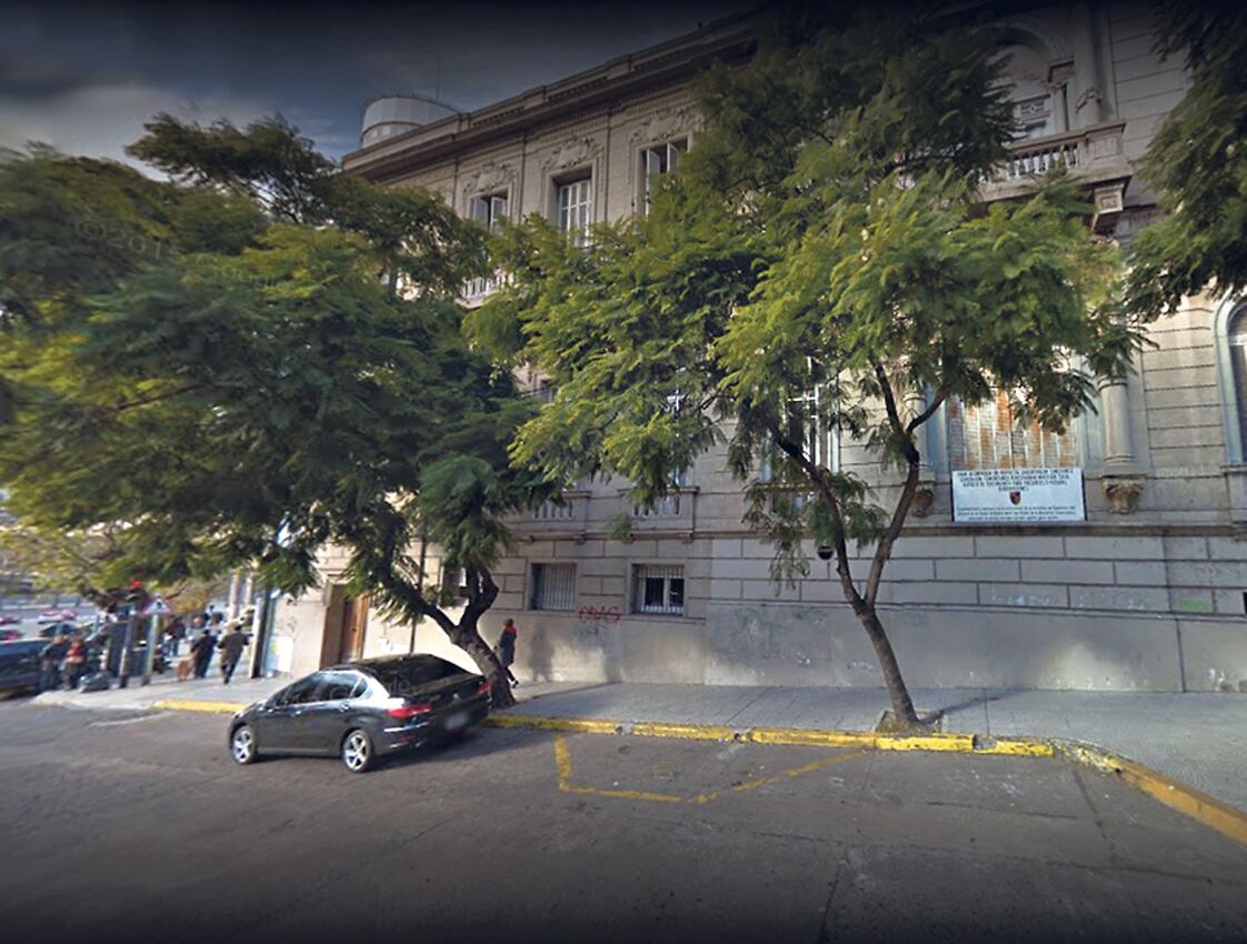 Los padres pidieron que el chico pudiera ir a jornada doble porque trabajan ocho horas.